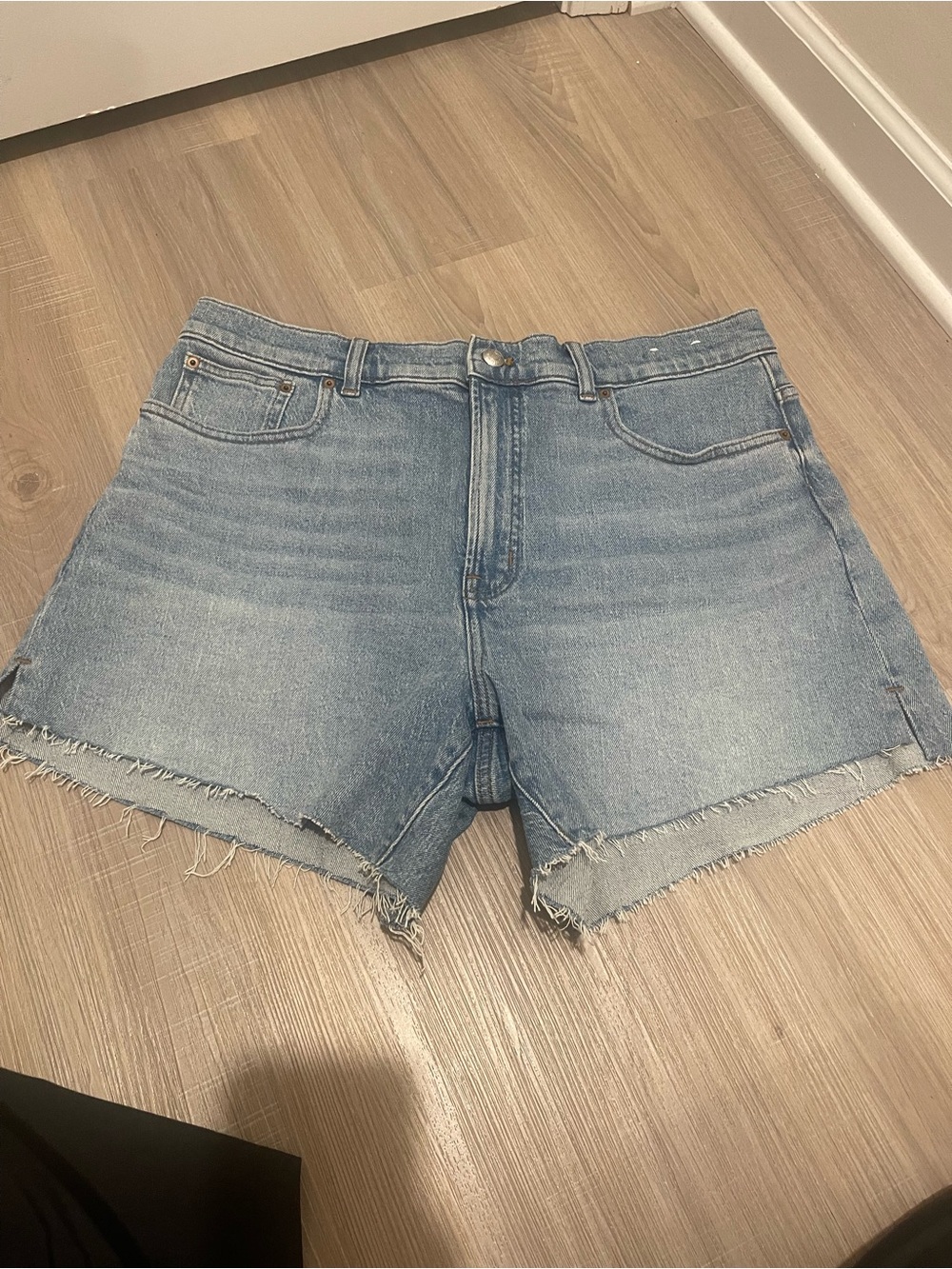 Madewell  the perfect mid length jean short size 31